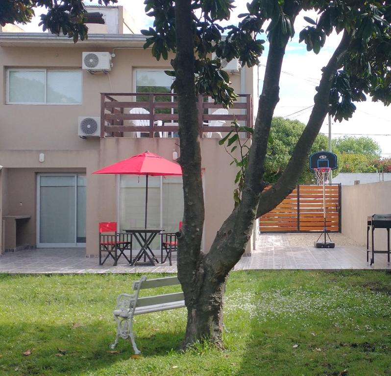 Κήπος έξω από το Casa alquiler temporal Santa Clara del Mar