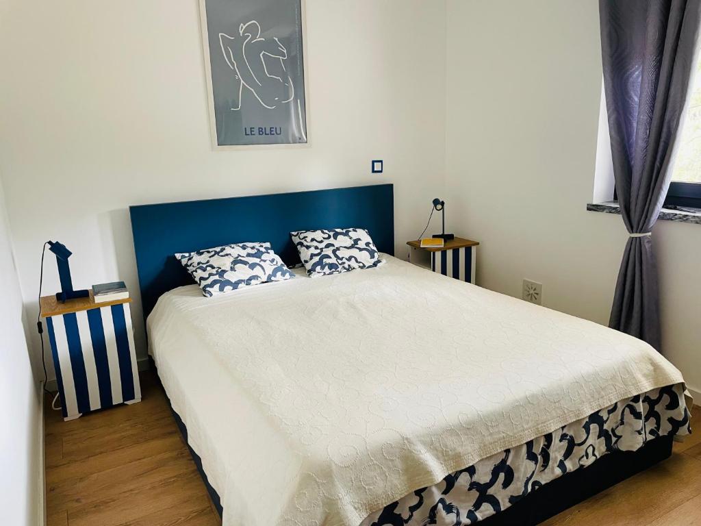 Ένα ή περισσότερα κρεβάτια σε δωμάτιο στο Casinha do Lago