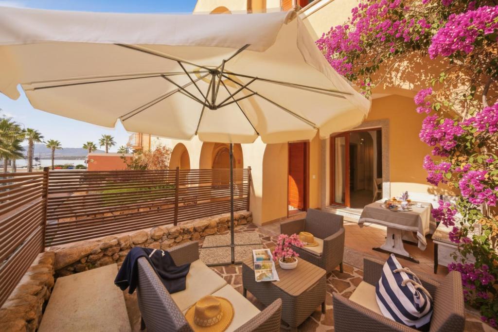 En balkon eller terrasse på Residence Moresca , Appartamento Tavolara con Giardino e Vista Mare a 80 mt dalla Spiaggia