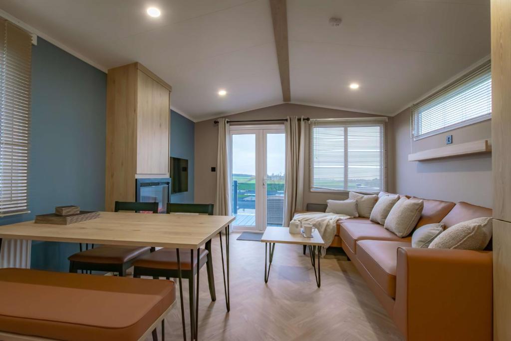 un salon avec un canapé et une table dans l'établissement Bower Lodge 135, à Cameron