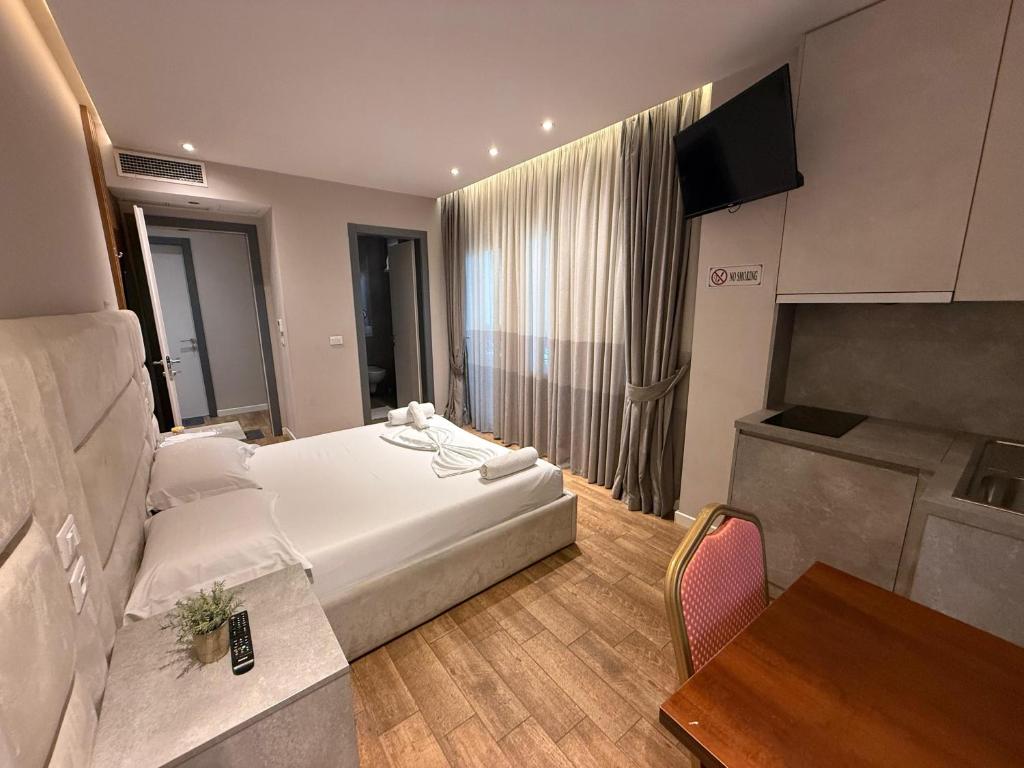 una stanza d'albergo con un letto e un tavolo di La Villa Bnb a Tirana