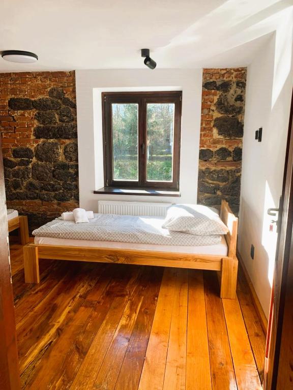 een bed in een kamer met een raam bij Skansen- Bożejów in Radomierowice