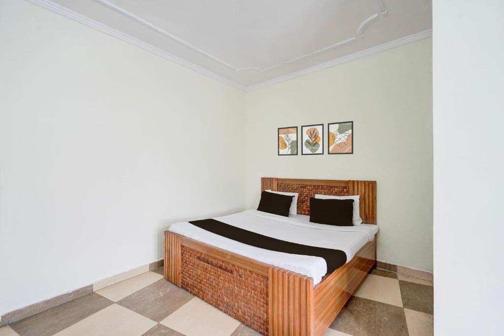 Giường trong phòng chung tại Hotel O KK