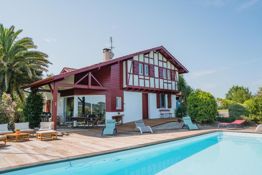 una villa con piscina y una casa en Otxibarre, en Luxe-Sumberraute