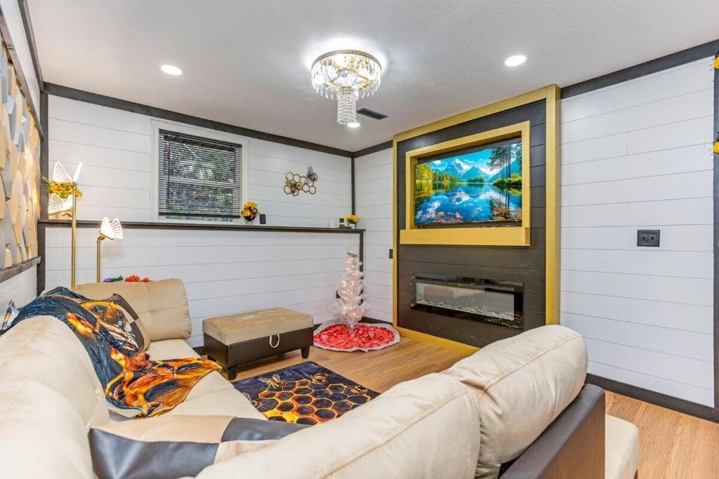 ein Wohnzimmer mit Couch und Kamin in der Unterkunft Buzz Inn with Hot tub Sauna fire pit, Roof top Deck in Hocking Hills in South Bloomingville