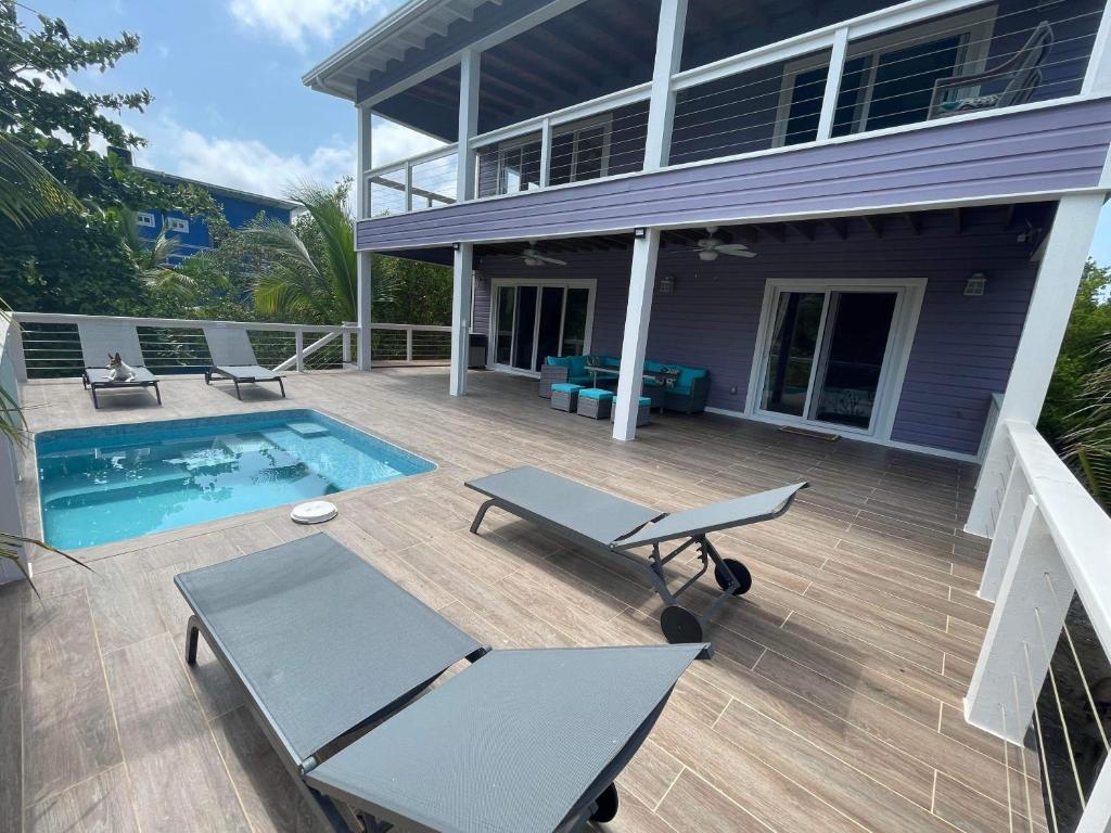 a house with a swimming pool on a deck at Casa Viola - Utila in Utila