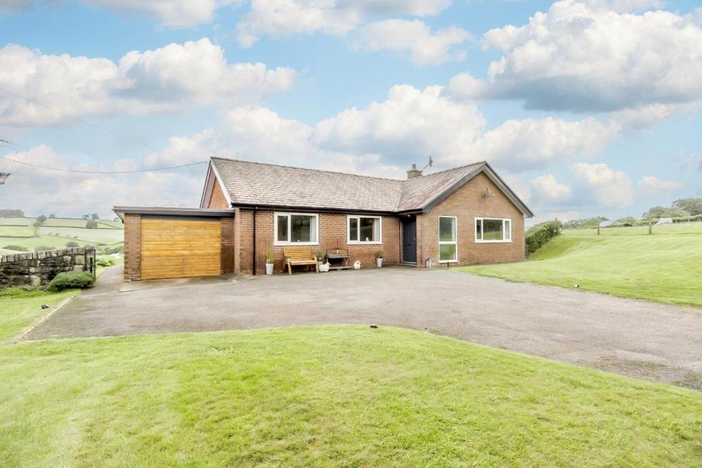 LlanuwchllynにあるGlan Donauの畑に大きな私道がある家