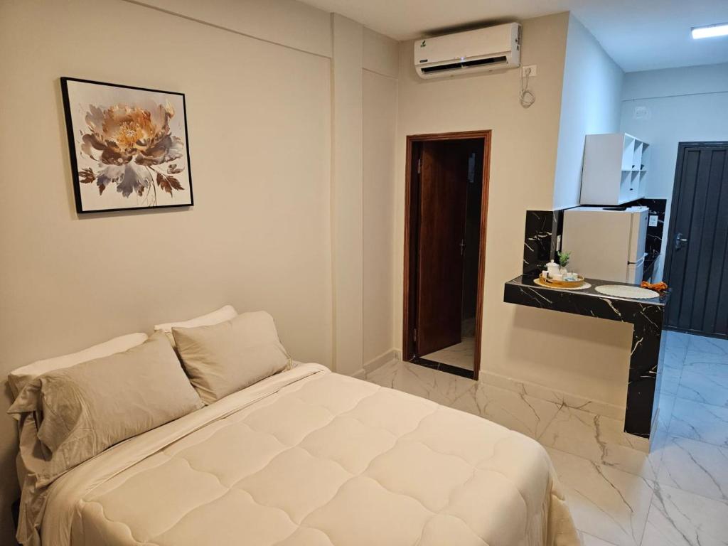 Un dormitorio con una cama y un escritorio con una computadora. en Easy Access Apartment - Ciudad del Este, en Ciudad del Este