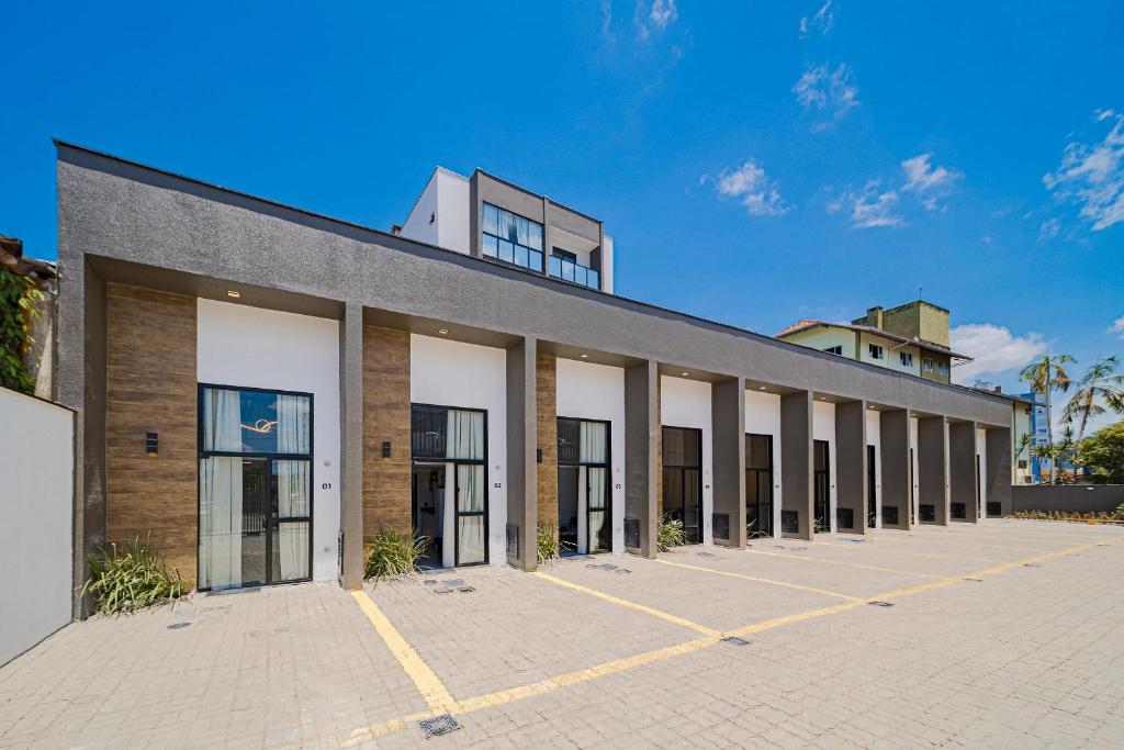 Boa VistaGarten Loft Condomínio Flipchave GLC000的建筑物前的空停车场