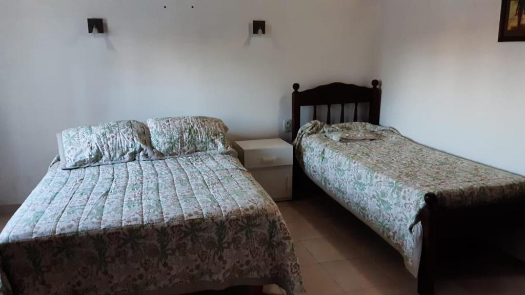 a bedroom with two beds in a room at Monoambiente Gualeguaychú in Gualeguaychú
