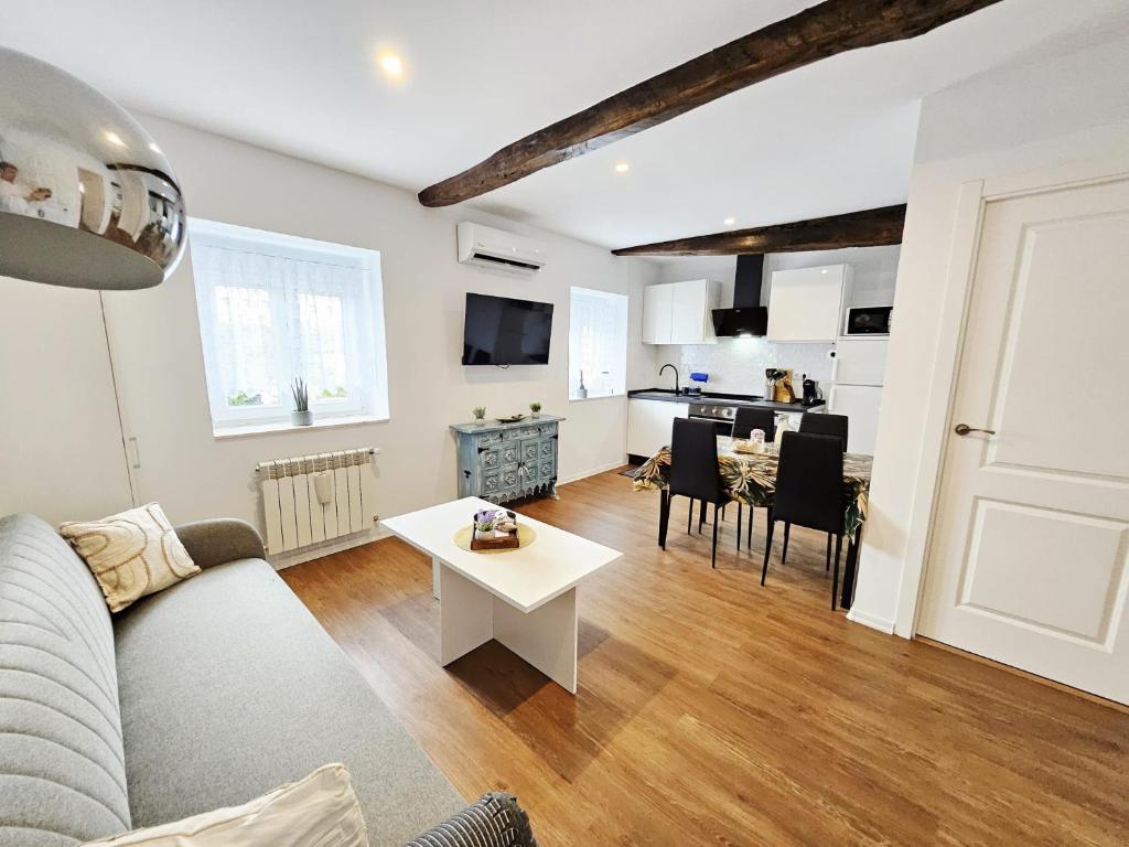 una sala de estar con un sofá y una mesa en Apartment 5 Pers Natur León, en Villafañé