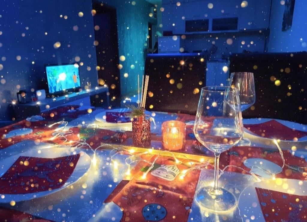 una habitación con 2 copas de vino en una mesa en Victory apartment, en Niš