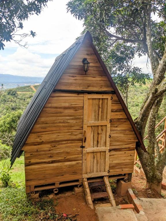 a small wooden shed with a pitched roof at Glamping 1 La Piramide in Girón