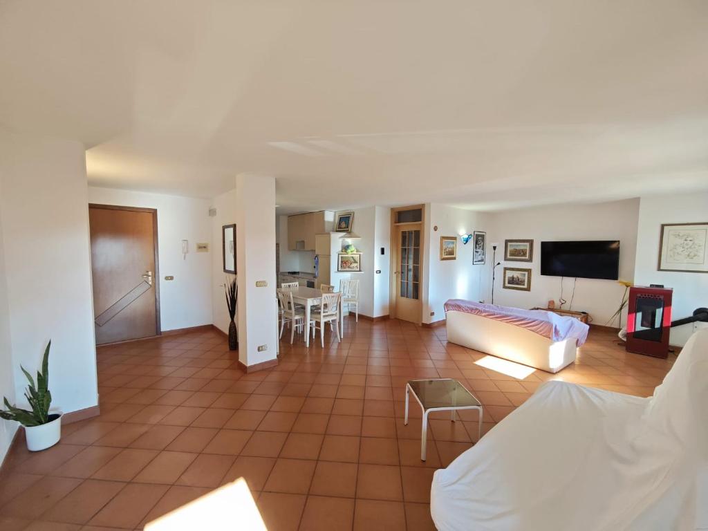 Μια τηλεόραση ή/και κέντρο ψυχαγωγίας στο Corte degli Artisti