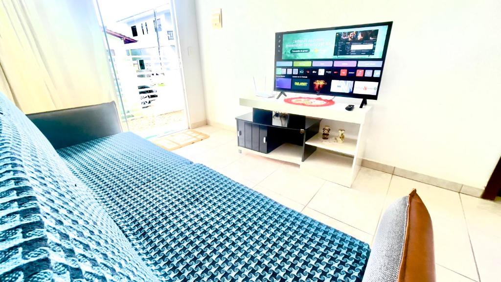 Μια τηλεόραση ή/και κέντρο ψυχαγωγίας στο Casa Ampla com Ar Condicionado 450m praia Rua Canoas