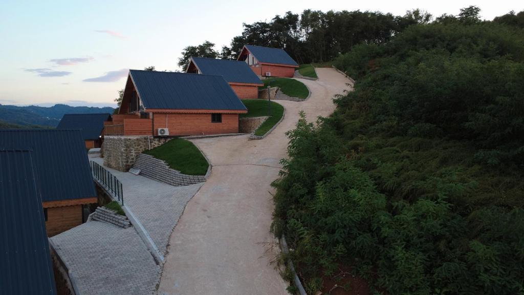 eine Draufsicht auf einen Weg, der zu einem Haus führt in der Unterkunft Çaka Marin Life Bungalov Ve Restorant in Perşembe