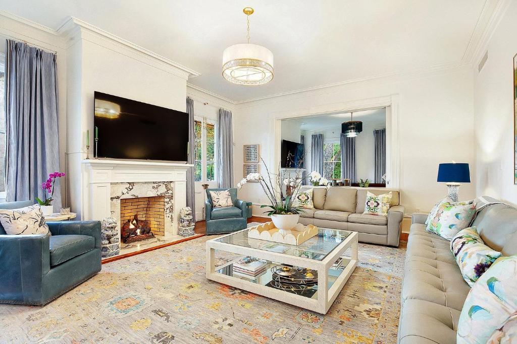 Μια τηλεόραση ή/και κέντρο ψυχαγωγίας στο 3 W Perry St