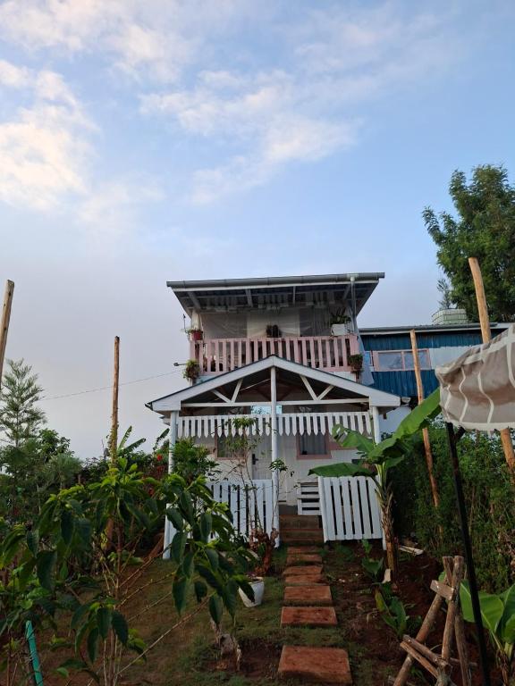 een wit huis met een trap daarheen bij Elmadel Coffee Gardens 4Bed Rustic Wooden House in Machakos