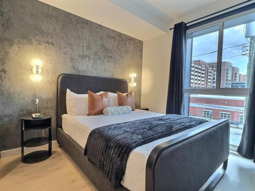 Postel nebo postele na pokoji v ubytování Bham Studio, Gym Access, Steps from Downtown