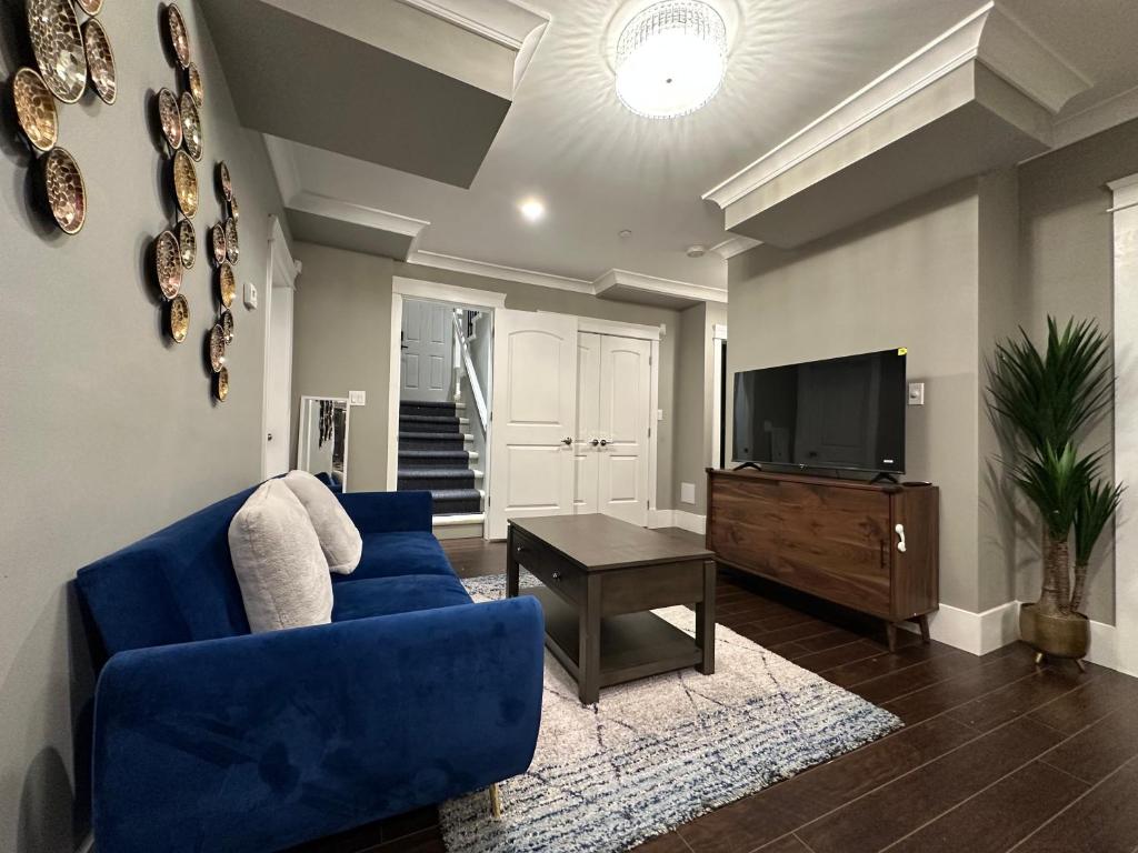 TV a/nebo společenská místnost v ubytování Bright New 2BR Suite Near YVR