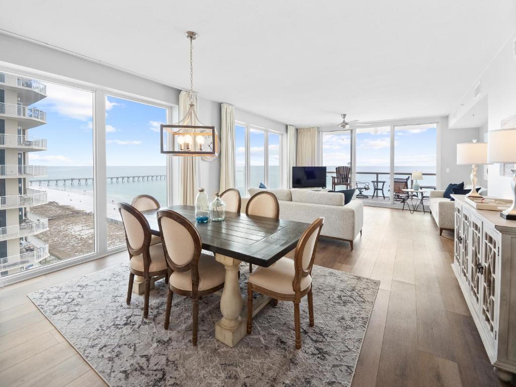 ナバーにあるMermaid Manorのダイニングルーム(テーブル、椅子付)、リビングルーム