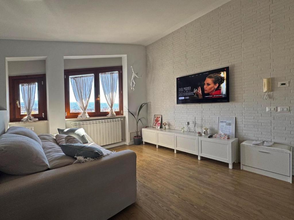 TV a/nebo společenská místnost v ubytování Attic with terrace and nice view