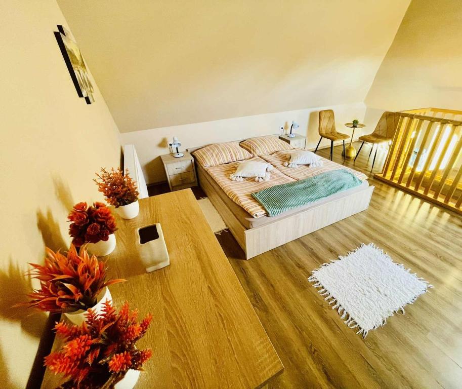 Ένα ή περισσότερα κρεβάτια σε δωμάτιο στο Bükk-Völgye Apartman