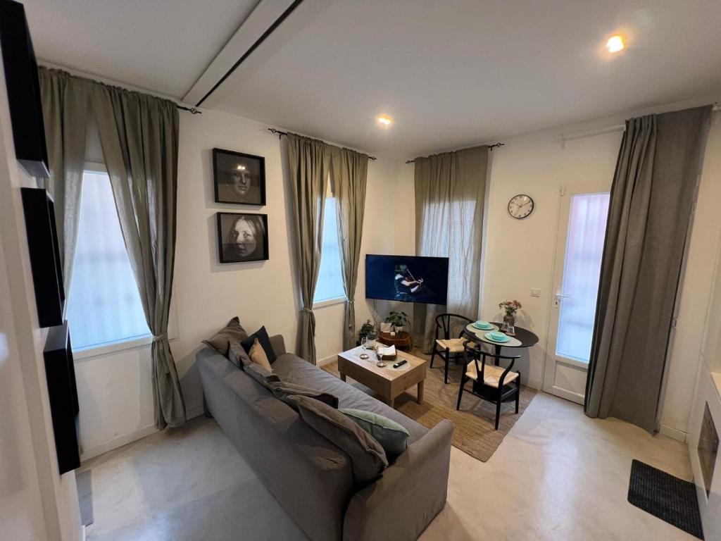 TV a/nebo společenská místnost v ubytování Flatiron apartment II