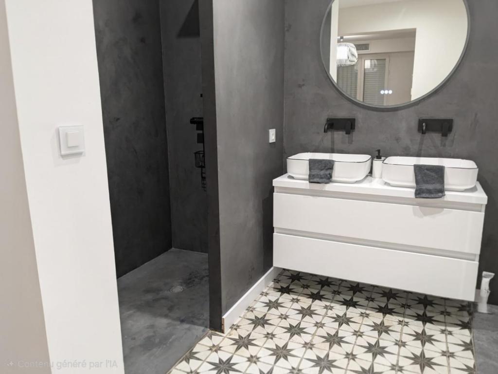 a bathroom with a sink and a mirror at Villa d'Exception avec piscine & spa à Mérignac - Aeroport - Tram direct centre - Aéroparc Business Center Mérignac - Airbus Thales Safran - Hôpital Charles Perrens - Hôpital Pellegrin - ZI Espace Mérignac Phare in Mérignac