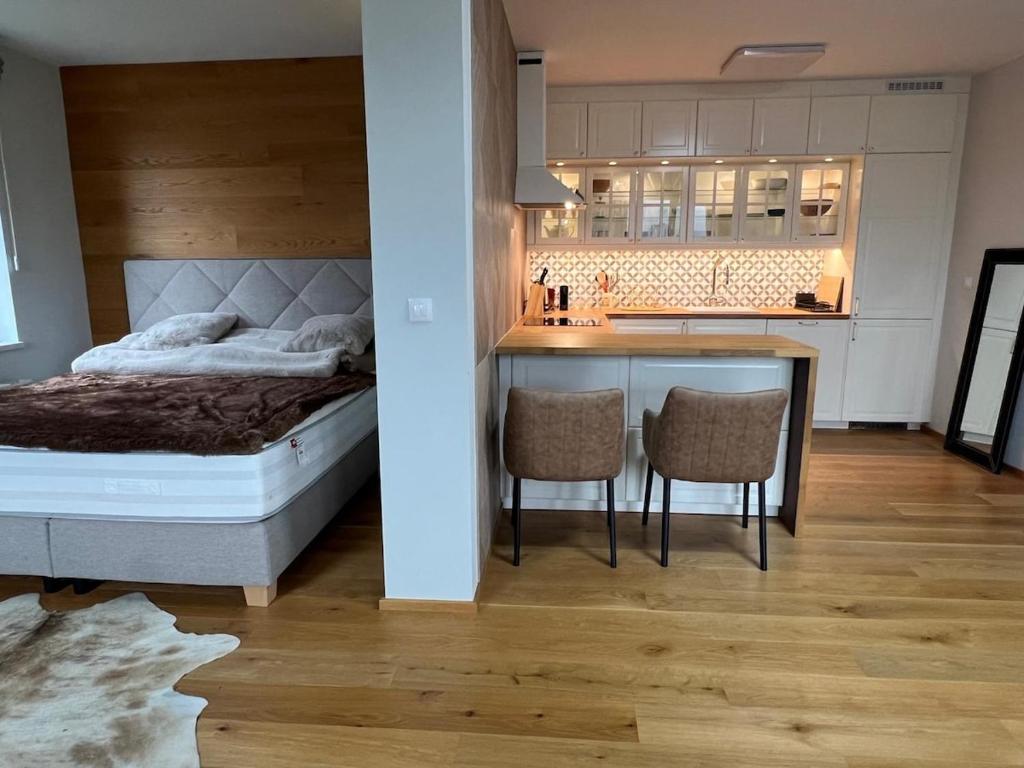 Ένα ή περισσότερα κρεβάτια σε δωμάτιο στο Bright apartment with balcony and view of Medvědín