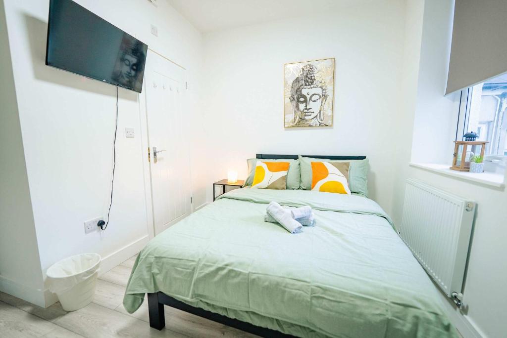 Ένα ή περισσότερα κρεβάτια σε δωμάτιο στο Cosy Cardiff Studio with Fast WiFi & Garden View