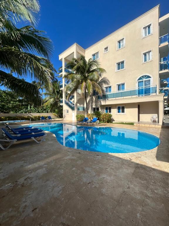 uma piscina em frente a um prédio em Cabarete Town House em Cabarete