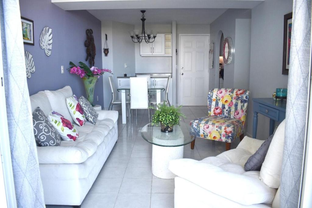 O zonă de relaxare la Departamento a pie de playa en Cerritos