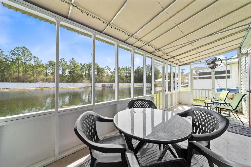 Rõdu või terrass majutusasutuses Orange Beach Villas - Dockside by Youngs Suncoast