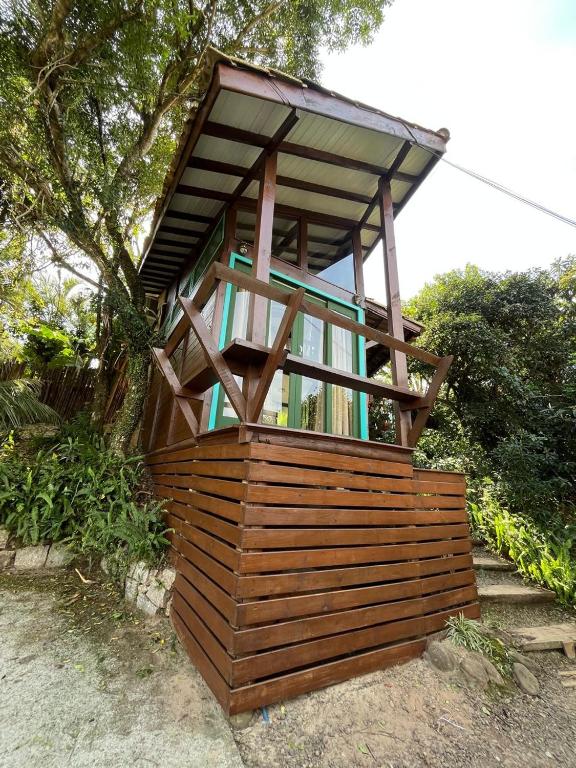 a wooden bench with a window on top of it at Bangalô Bambu in Imbituba