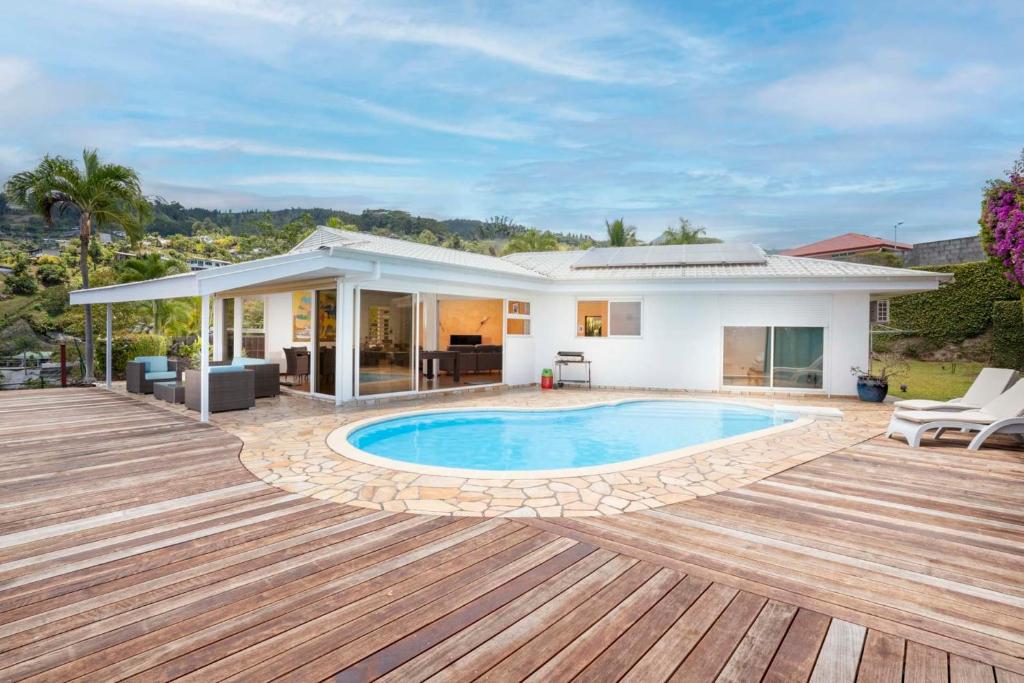 Bazén v ubytování Villa Bounty - amazing ocean view nebo v jeho okolí