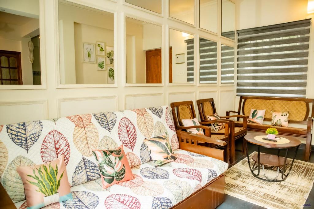 Χώρος καθιστικού στο Tropical 1BHK Apartment by Déjà Vu Stays