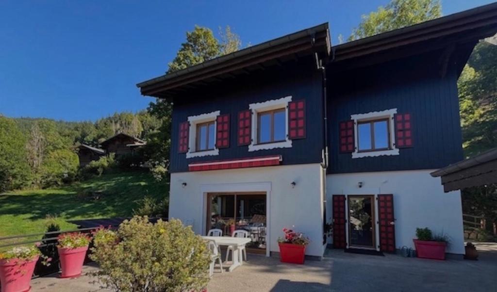 モルジヌにあるChalet "Le 19 x 27"の青と白の家(パティオ付)