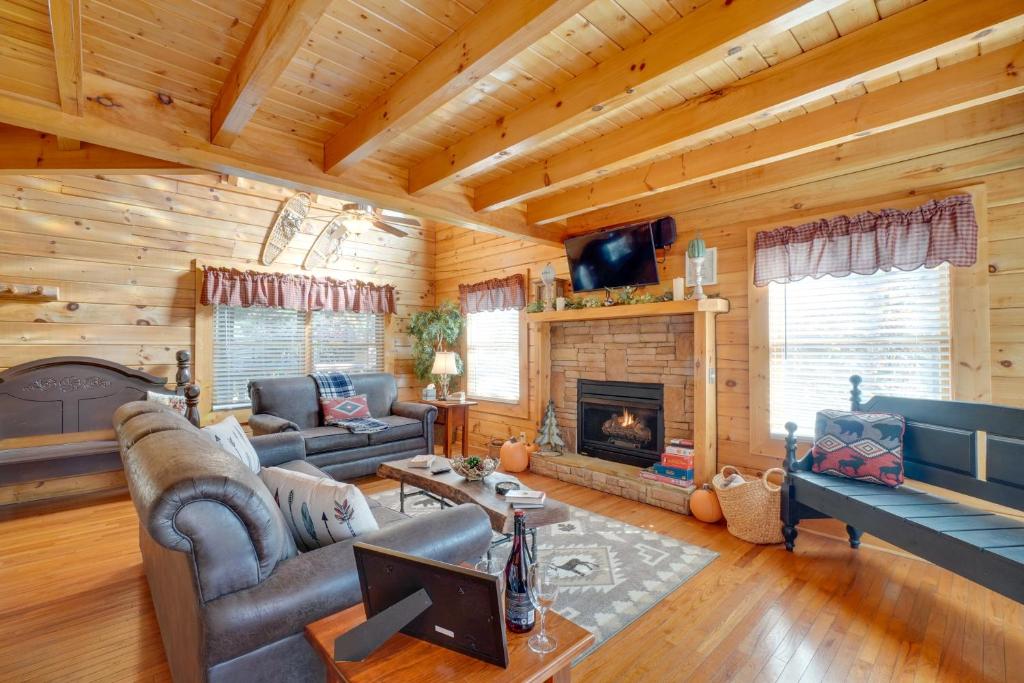 Χώρος καθιστικού στο Romantic Cabin with Hot Tub in Pigeon Forge!