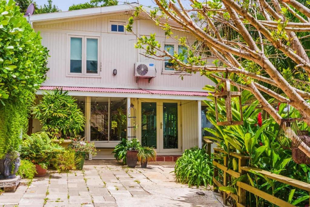 Vườn quanh Chalet Lulu | Yoga/Retreat | P Solar | Hot Tub