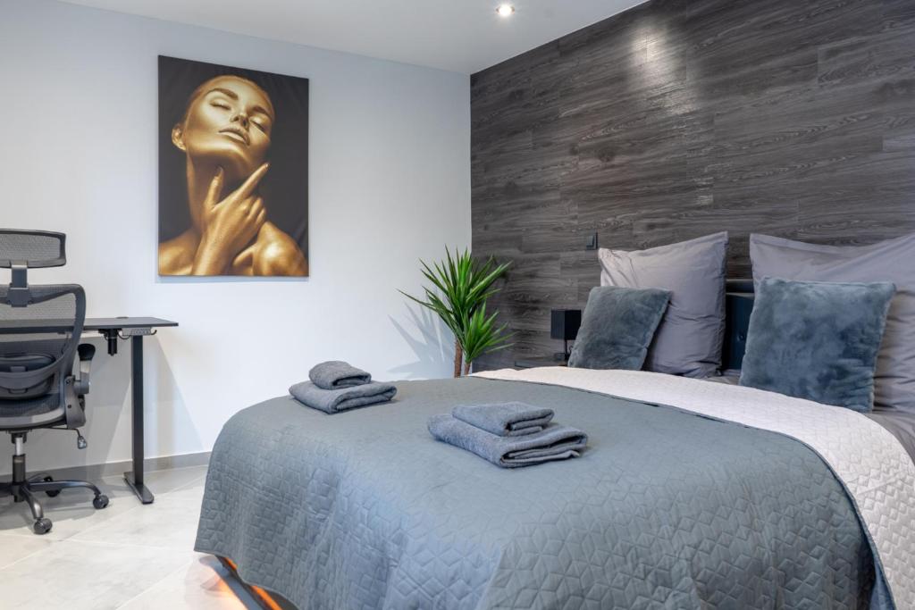 una camera con un letto, una scrivania e un quadro di Luxury Apartment Schwabach 2 a Schwabach
