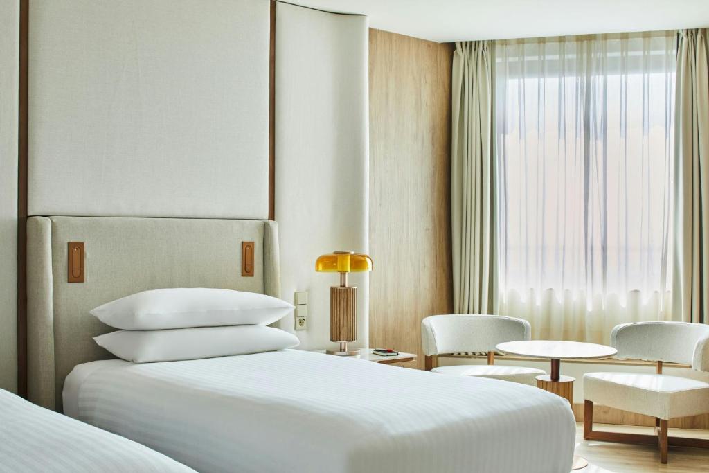 Madrid Marriott Hotel Princesa Plaza - Deluxe Twin Room With Two Twin Beds