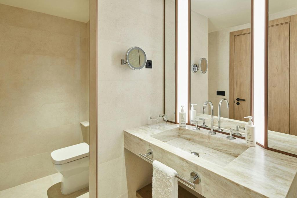 Madrid Marriott Hotel Princesa Plaza - One-Bedroom King Suite With Sofa Bed And City View