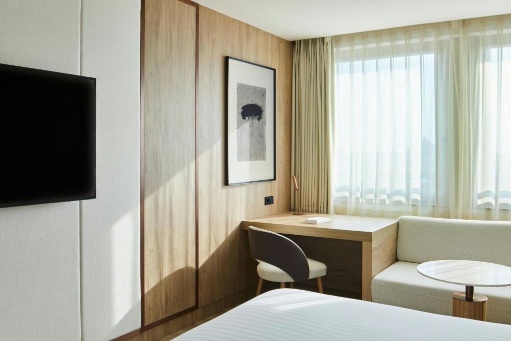 Madrid Marriott Hotel Princesa Plaza - Deluxe Family Room With One King Bed And Sofa Bed