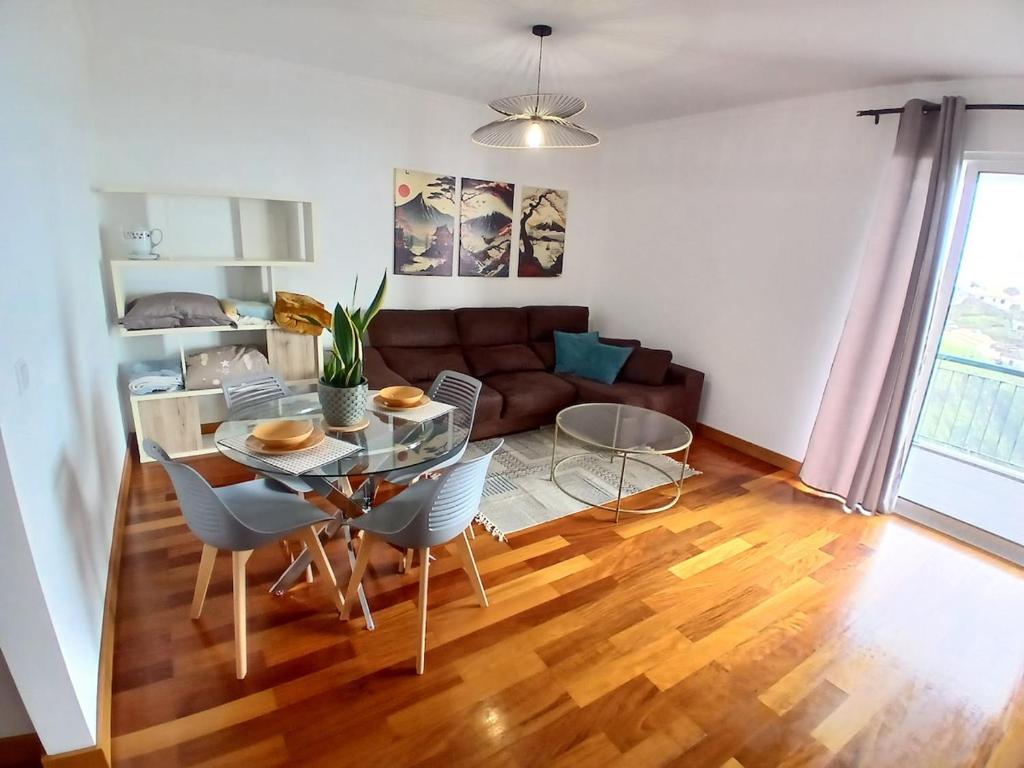 un soggiorno con un tavolo e un divano di Al-Solares a Santa Cruz