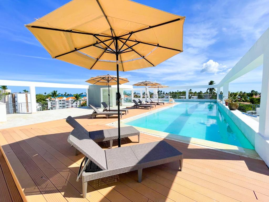 Bazén v ubytování Vacation HOTEL - Bavaro beach CLUB - WIFI - Parking - DUCASSI SUITES STUDIOS - SPA nebo v jeho okolí