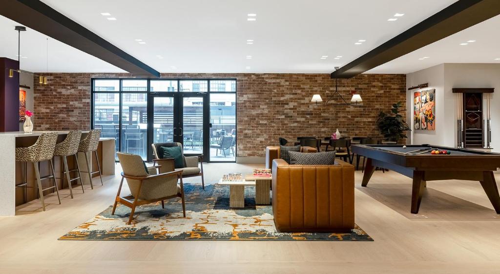 een woonkamer met een pooltafel en een bar bij express housing in Philadelphia
