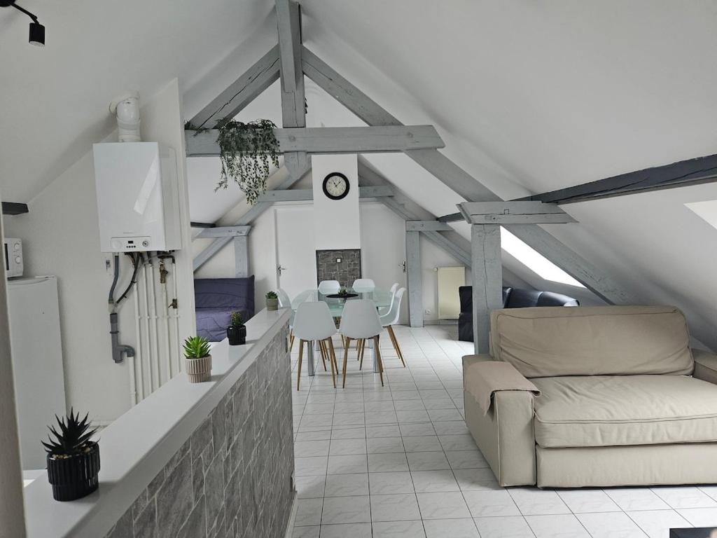 ein Wohnzimmer mit Sofa und Tisch in der Unterkunft Charming 3-room apartment in Thionville