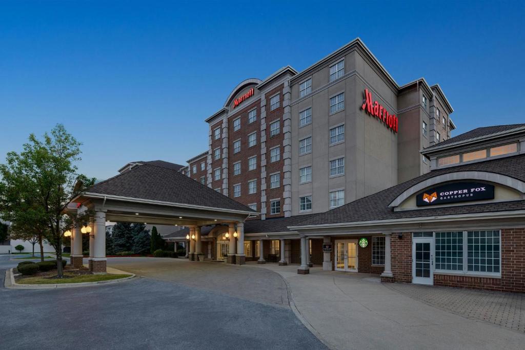 een hotel met een bordje op de voorgevel bij Chicago Marriott Midway in Bedford Park