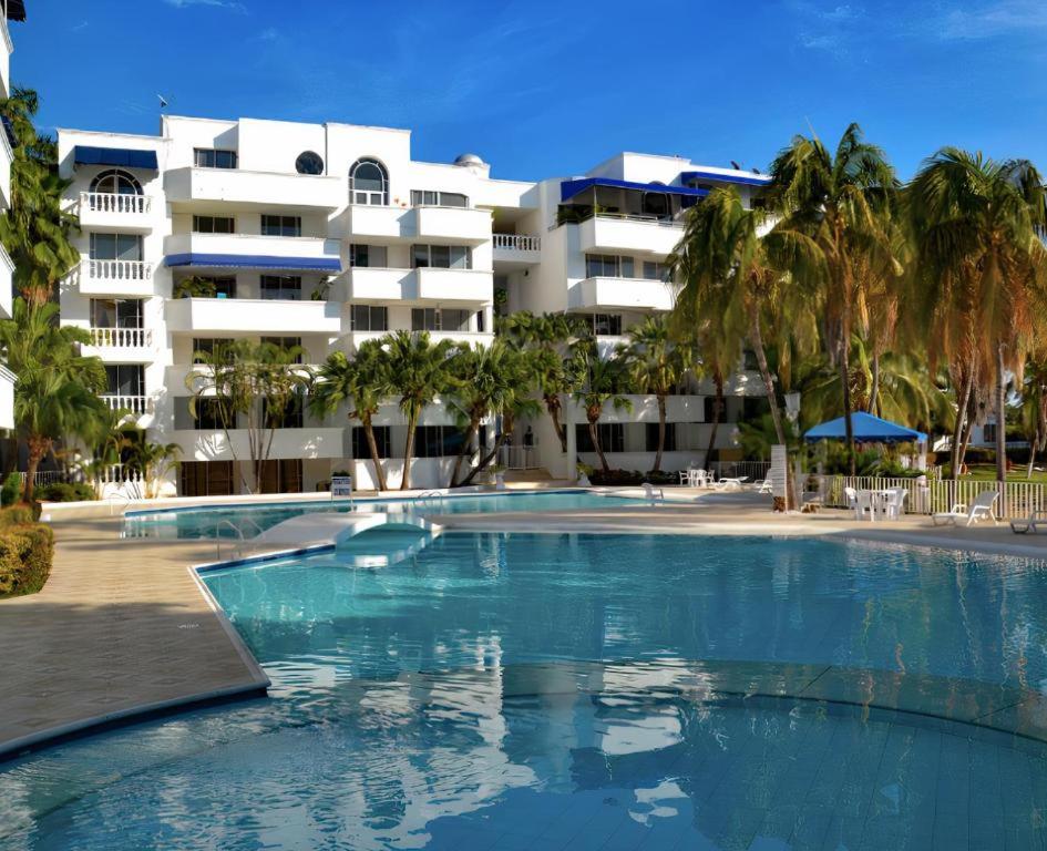a large swimming pool in front of a building at LAGOS DEL PEÑON 180 metros in Girardot